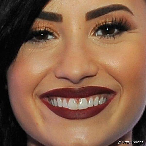 Demi Lovato apostou em um exuberante batom marrom com acabamento opaco para prestigiar o evento HOT 99.5''s Jingle Ball 2014